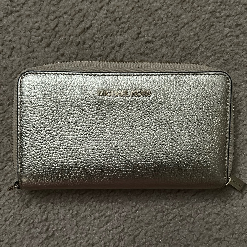 Michael Kors Women Phone Case. Leather Zip Around Wristlet/Wallet. Gold Color.